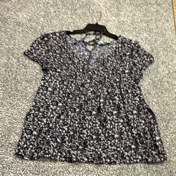 Anna Beck Tops - Anna Be Women's M Regular Blue/White Floral Smocked V-Neck Short Sleeve Blouse